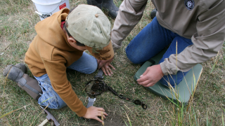 instructor showing student how to set foothold trap